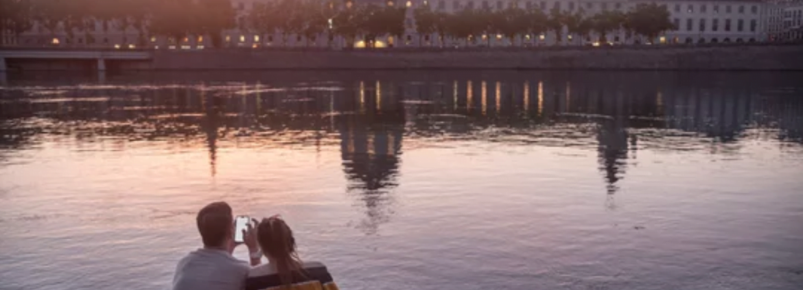 Couple assis devant le Rhône à Lyon