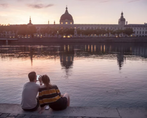 Couple assis devant le Rhône à Lyon